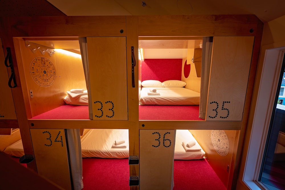 Pangea Pod Hotel 50/50