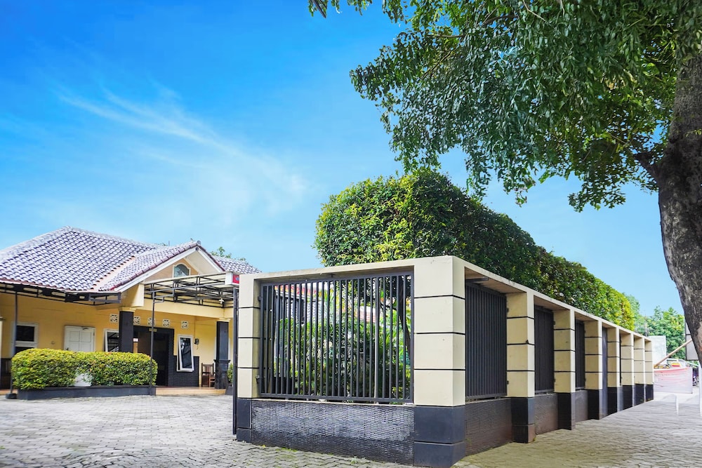 Hotel O Pekalongan Near Pasar Batik Setono Formerly Hotel Puspa Indah in PEKALONGAN