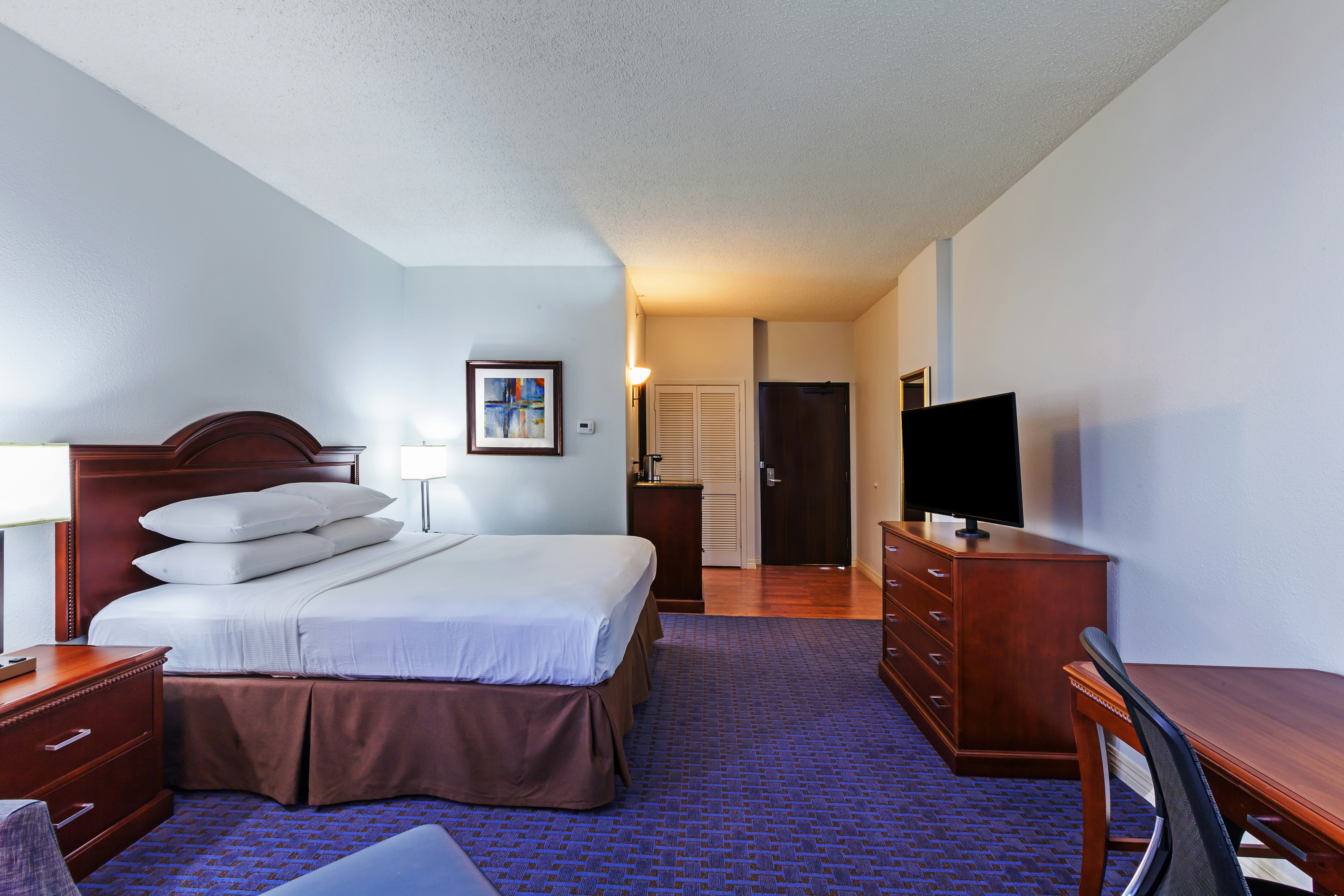 DELUXE, KING BED, ACCESSIBLE