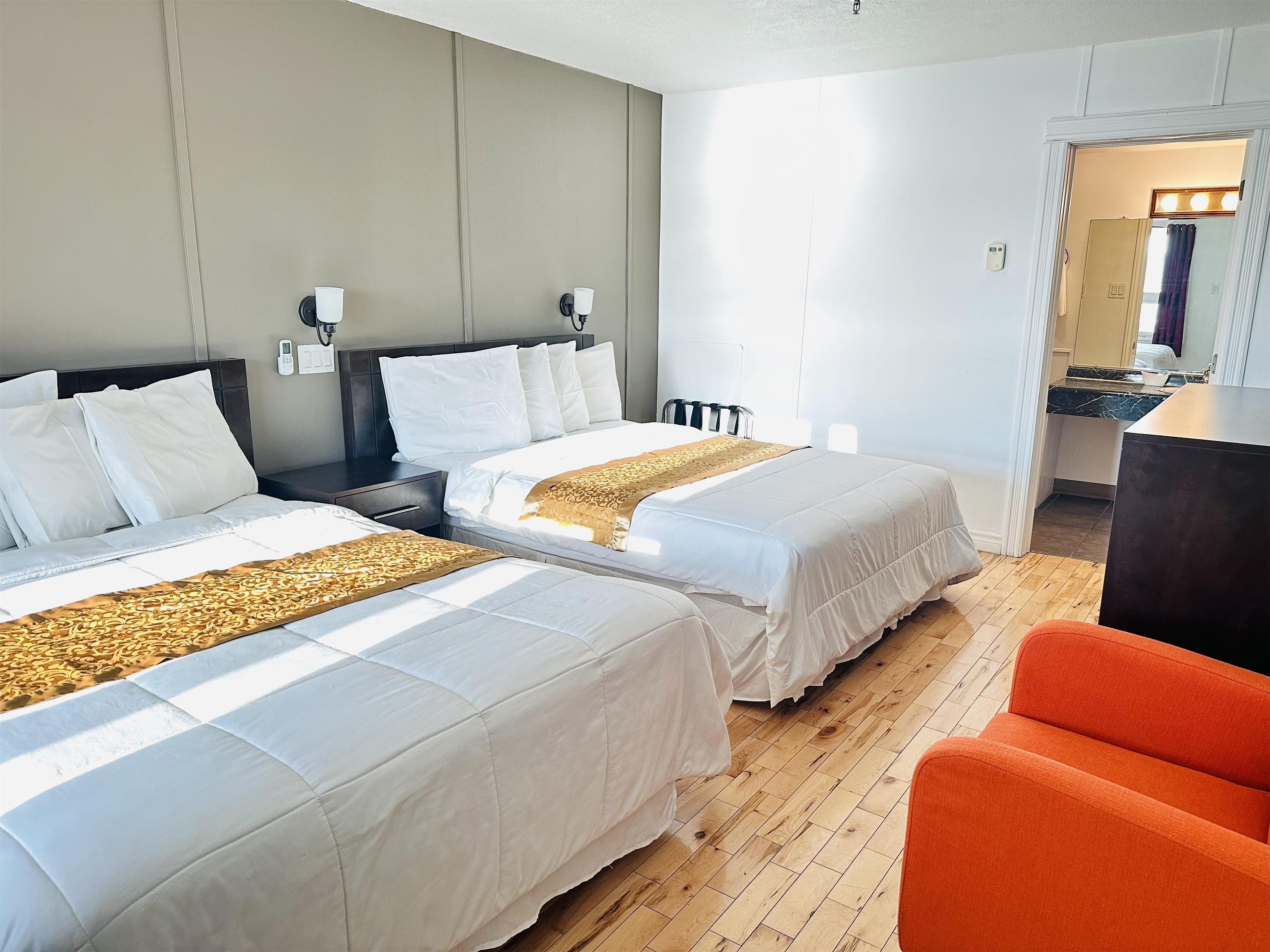 غرفة كبيرة بسريرين كوين بإطلالة على البحر مع أريكة بمنطقة جلوس، Harbourview Inn, SureStay Collection by Best Western 2/4
