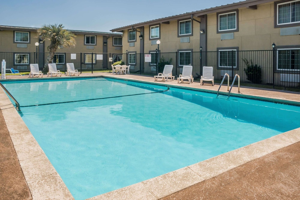 Super 8 by Wyndham Beaumont I-10 South/College St 53/60