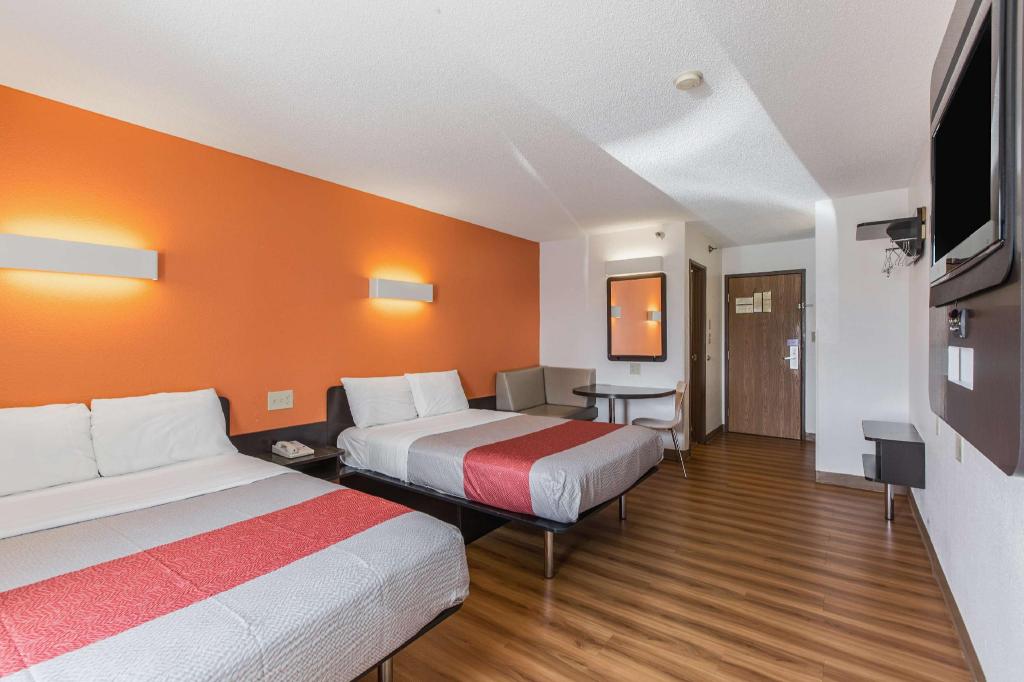 2 Full Beds - Non-Smoking
