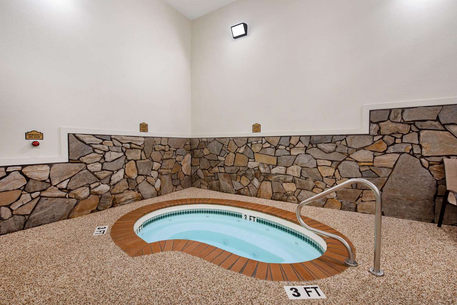 Super 8 by Wyndham Hill City/Mt Rushmore/ Area 14/23