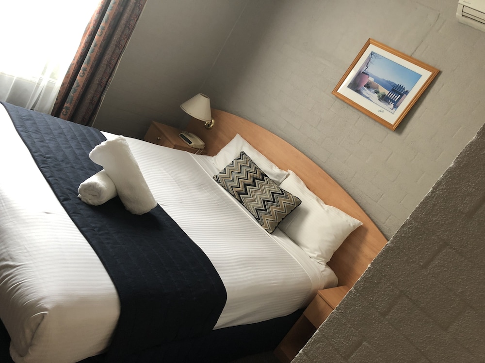 Coachmans Inn Motel 15/34
