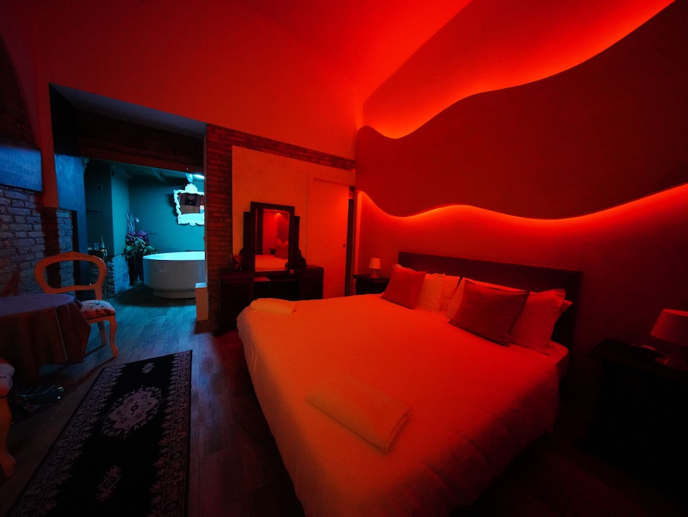 DELUXE, STUDIO, SUITE