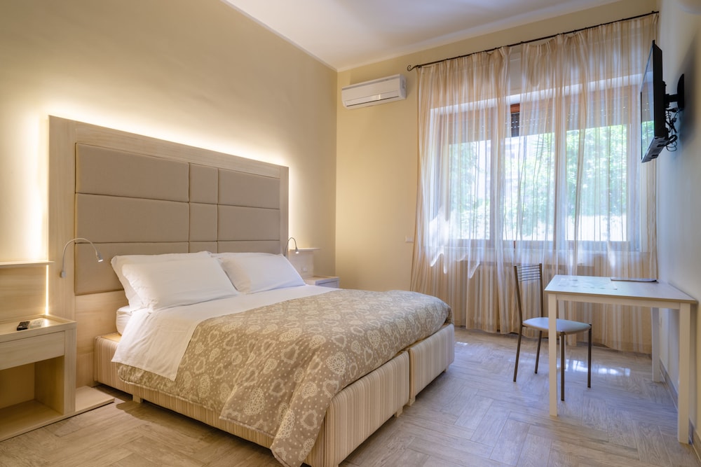 DELUXE, DOUBLE OR TWIN BED