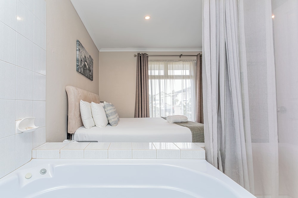 Mandala Ace Albany Hotel 50/50