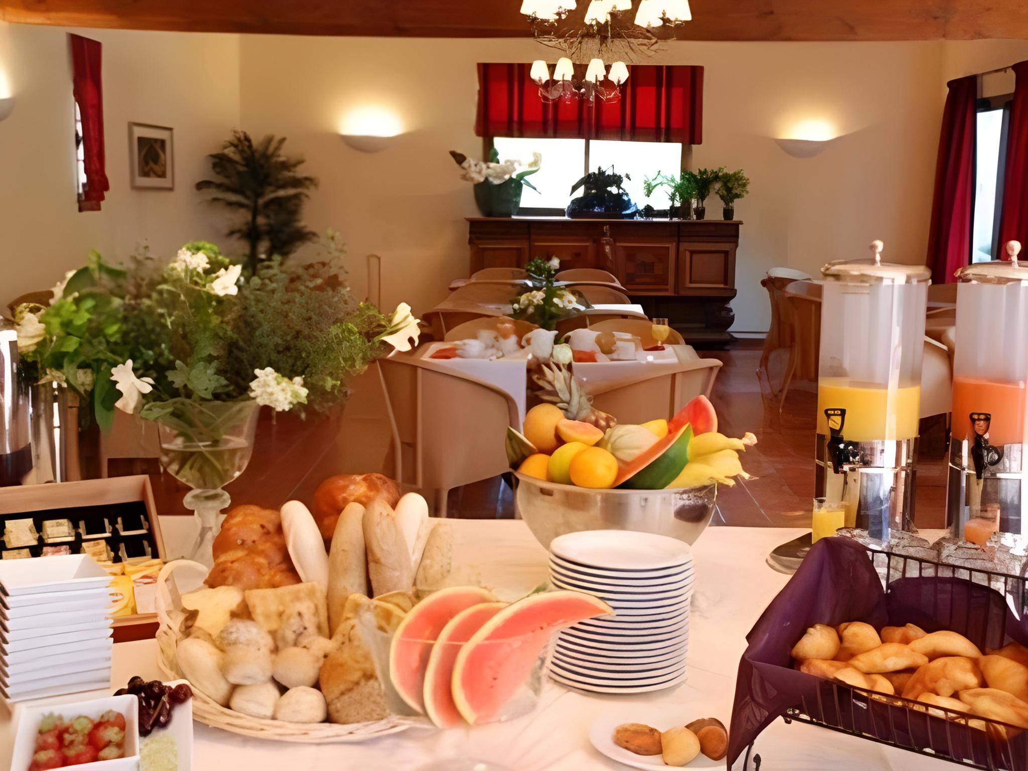 Hotel Les Jardins de Cassis 12/25