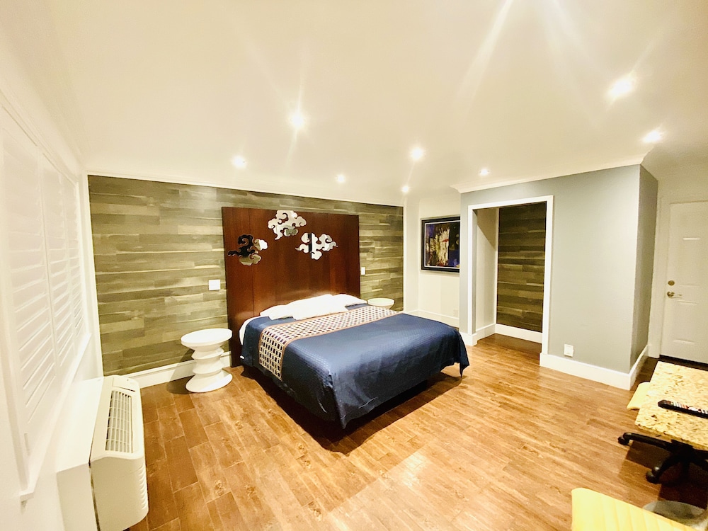 Casa Blanca Inn & Suites 43/67