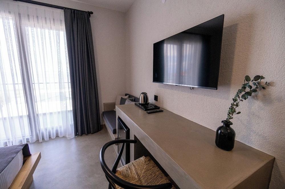 Leone Cunda Edition Otel(+12) 25/38