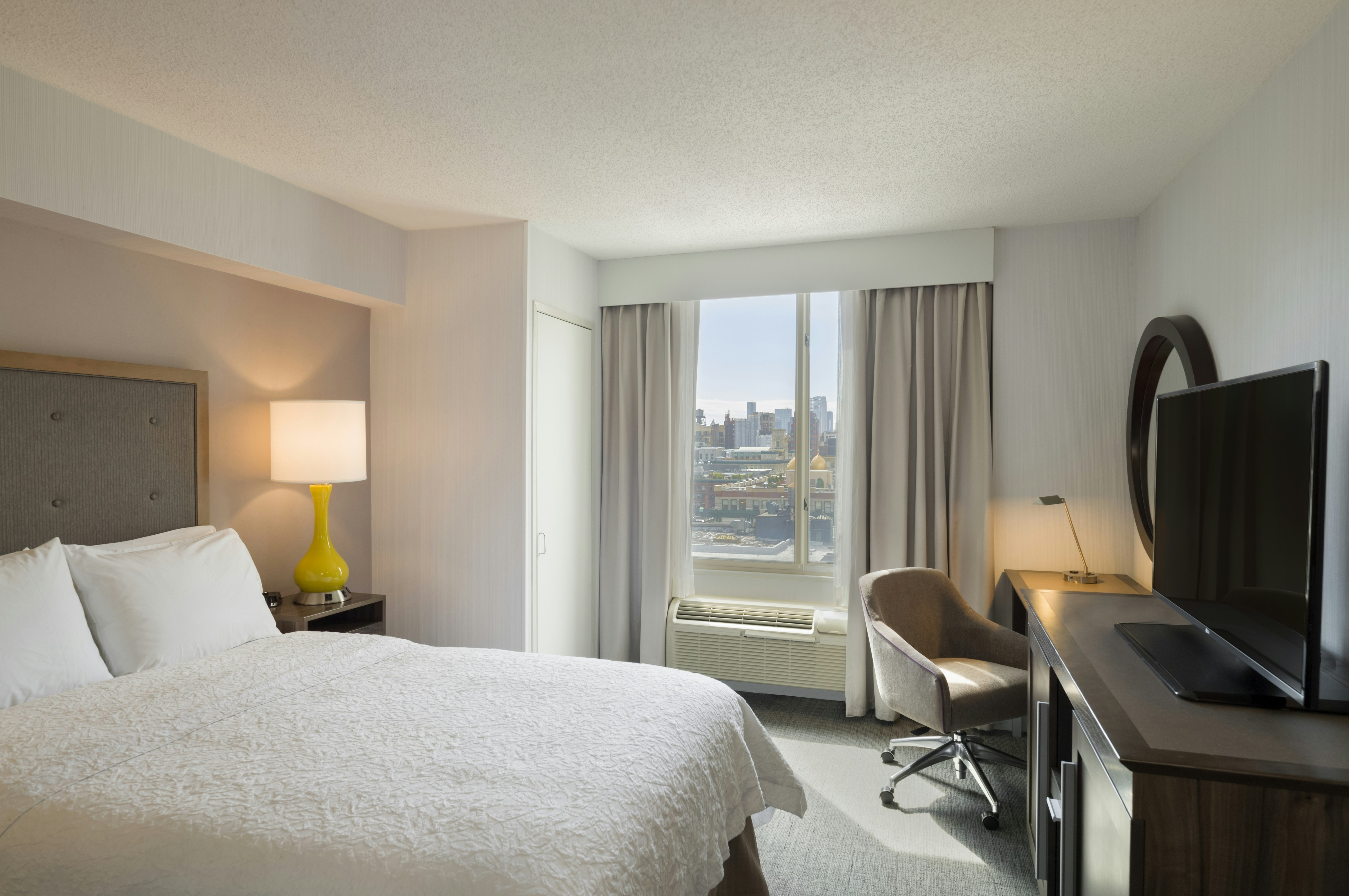 ROOM, QUEEN BED, CITY VIEW