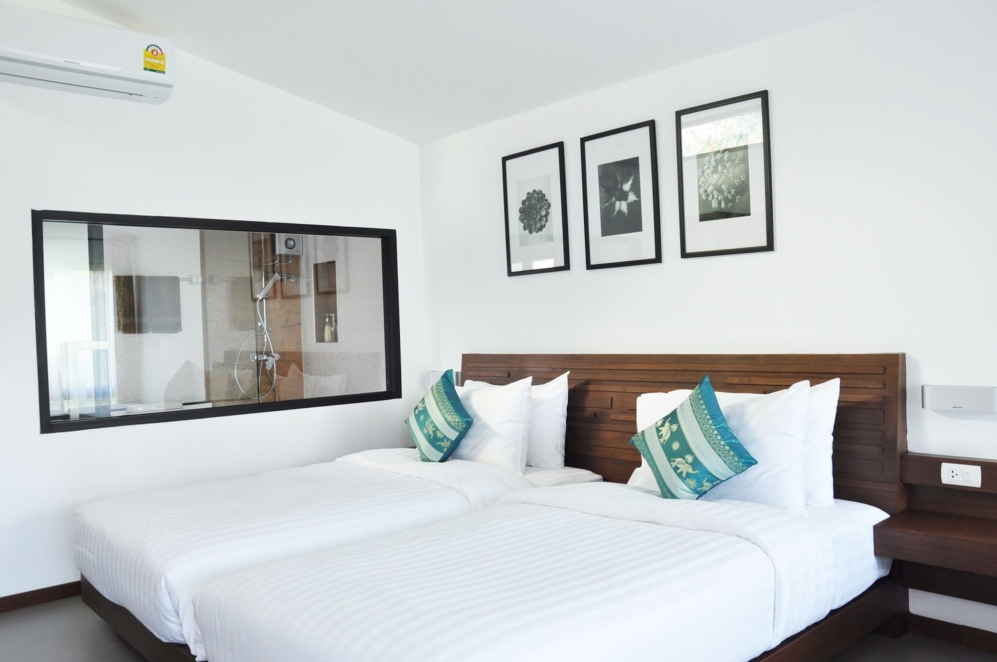 DELUXE, TWIN BEDS, POOL VIEW