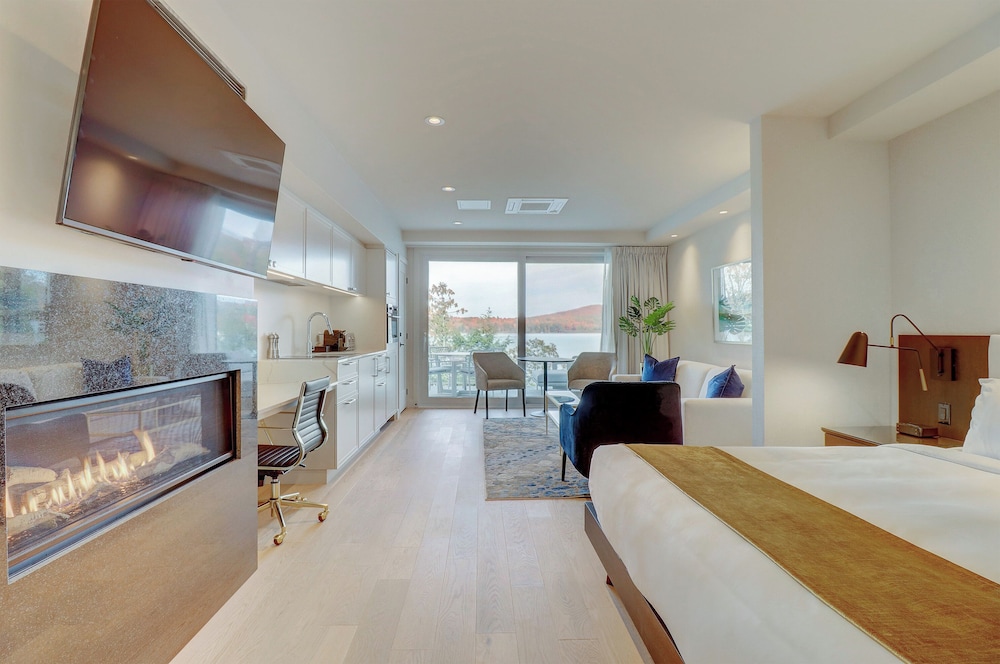 Condo, Prestige, Suite, King Bed, Lake View, Sofa, Terrace
