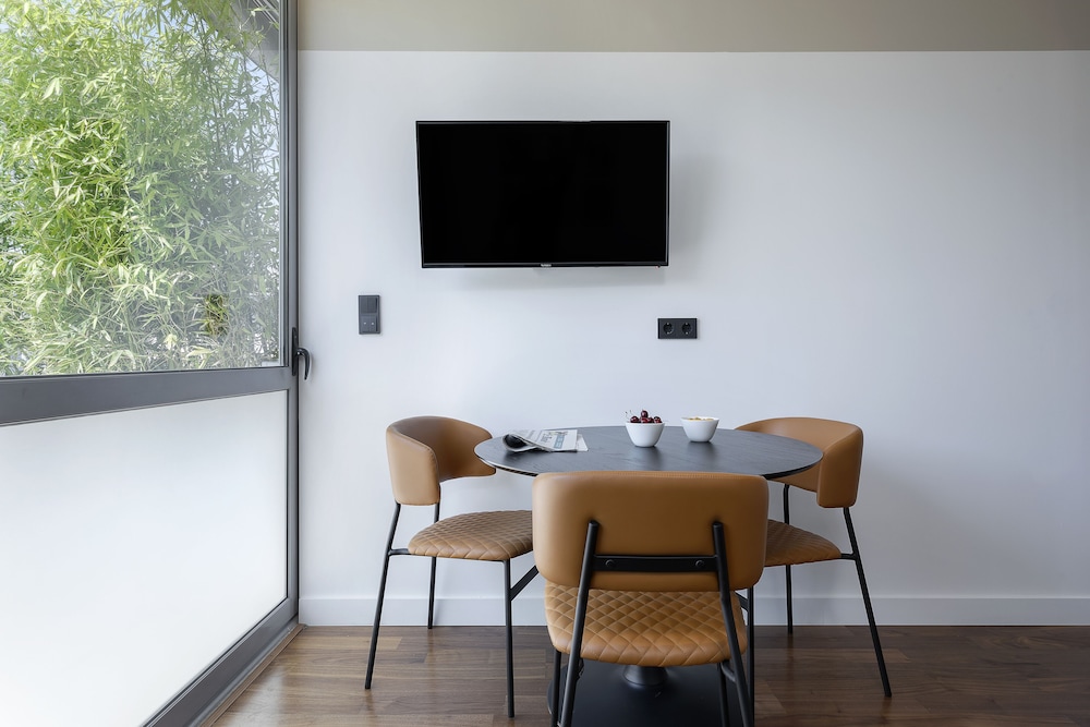 The Athenians Art Apartments 35/50