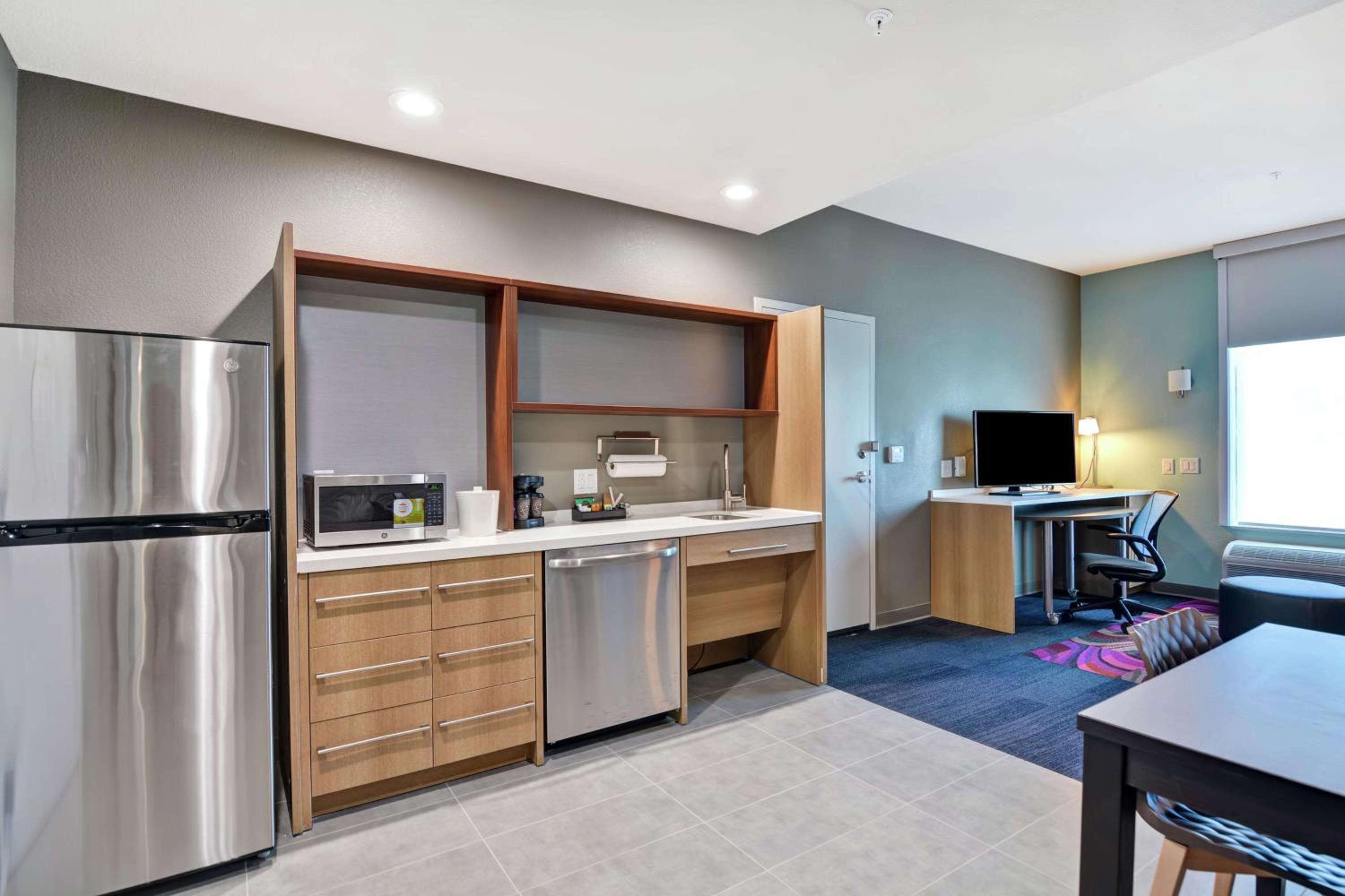 Suite, Queen Bed, Sofa, Accessible