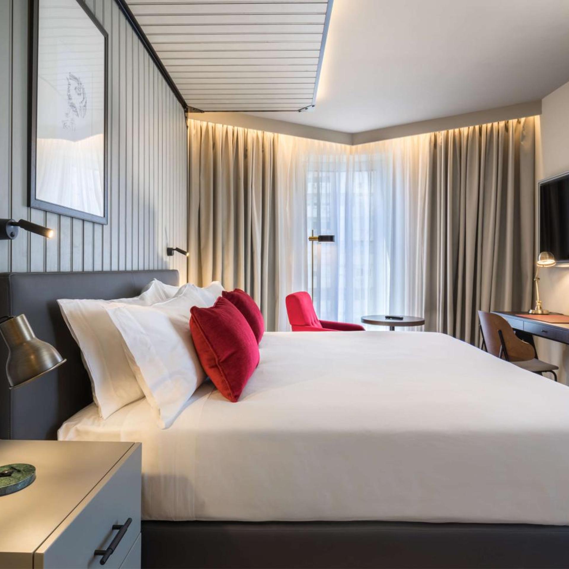 PREMIUM, KING BED, CITY VIEW, CORNER
