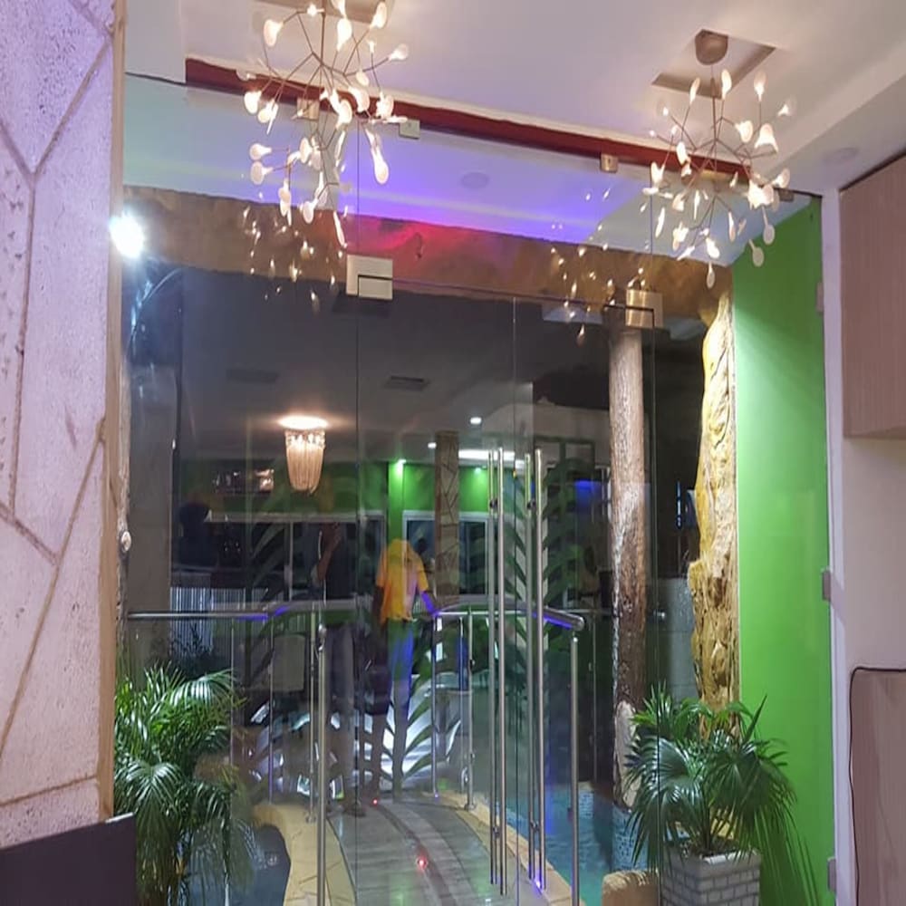 Eifell's Hotel's 3/35