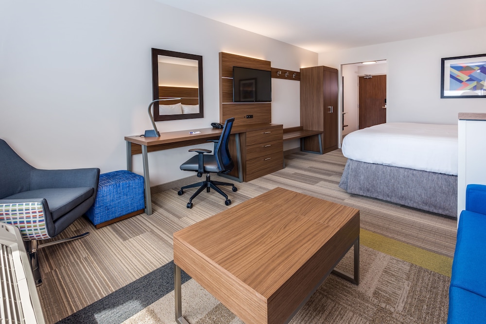 Holiday Inn Express Suites Rice Lake 22/72