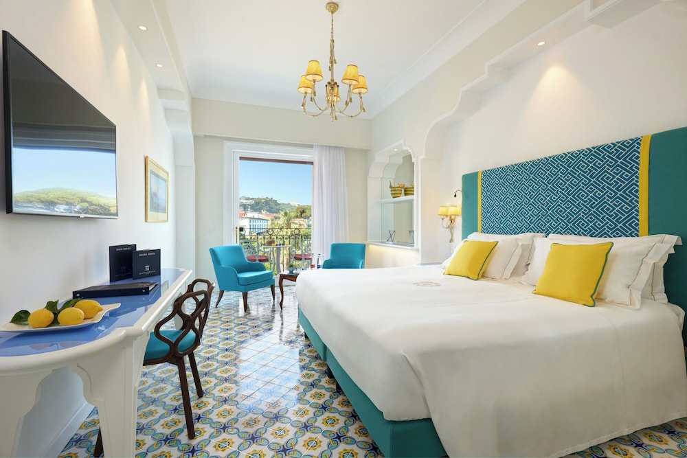 DELUXE, DOUBLE OR TWIN BED, PARTIAL SEA VIEW, BALCONY