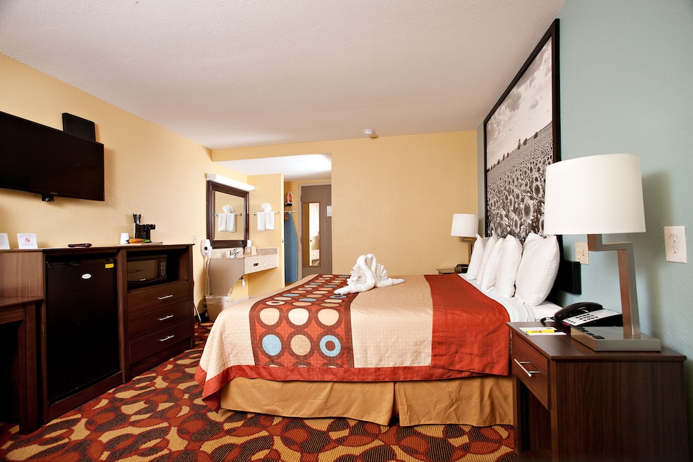 Super 8 by Wyndham Wichita Airport 23/47