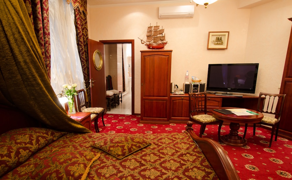 Monte Kristo Hotel 79/95