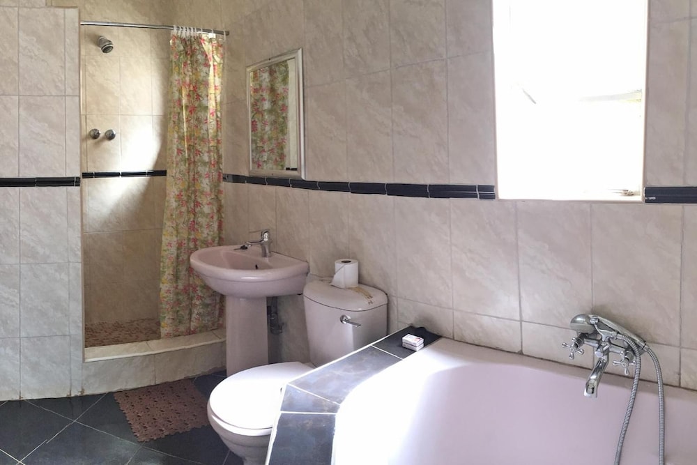 Woodlands Lodge & Tours 46/50