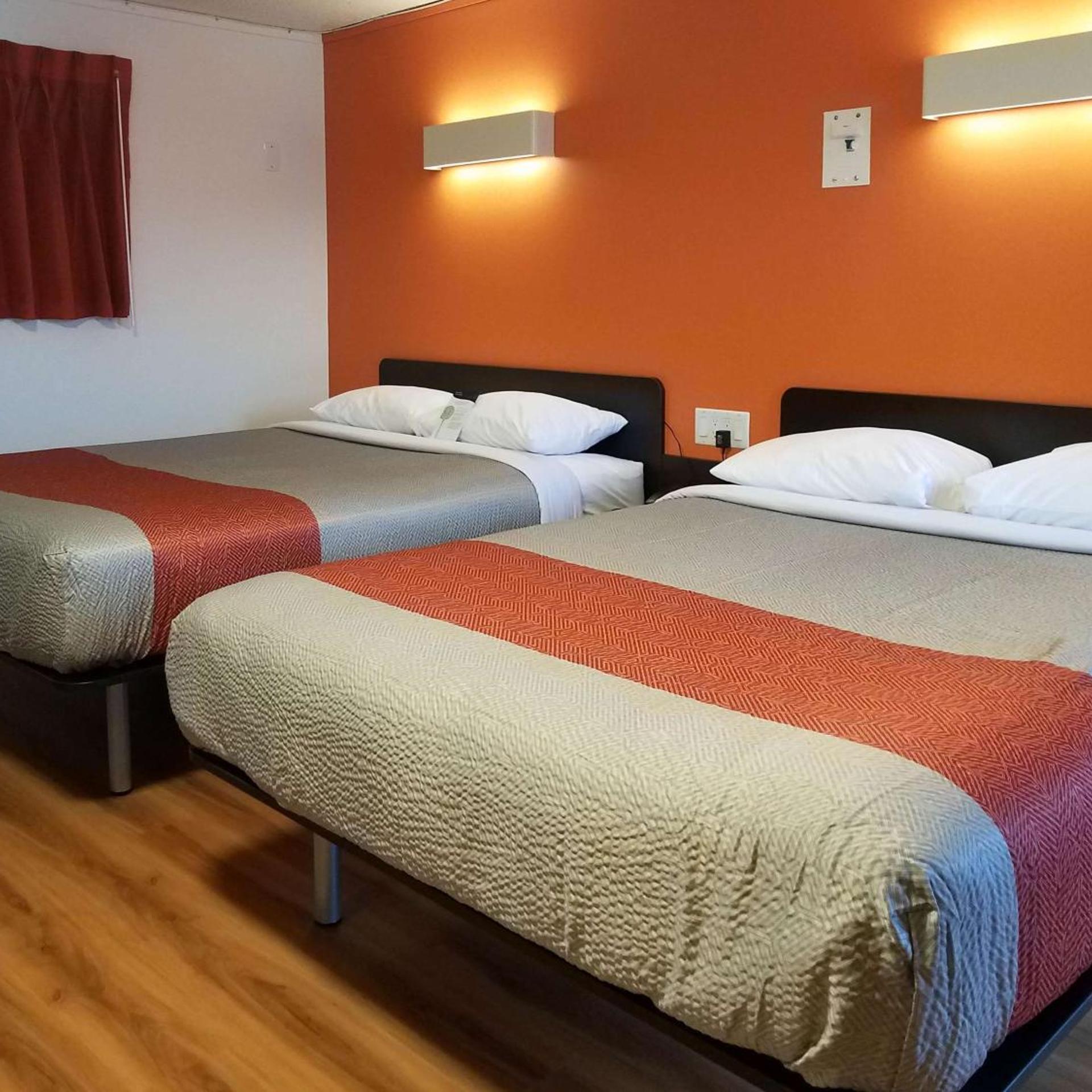 2 Queen Beds - Non-Smoking, Micfridge