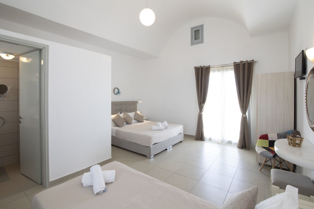 Thira S Dolphin Hotel 16/72
