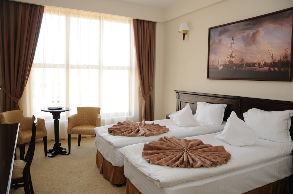 Standard, Twin Beds, City View