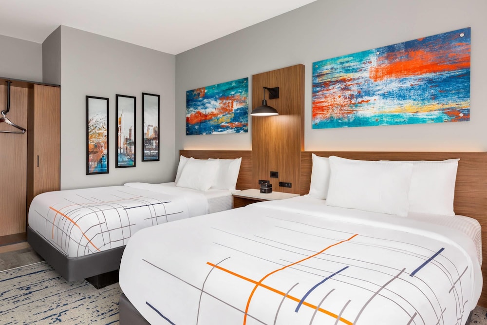 La Quinta Inn & Suites by Wyndham Mount Laurel / Moorestown 24/58