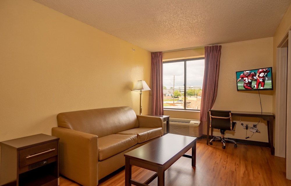 Red Roof Inn and Suites Indianapolis Airport 37/46