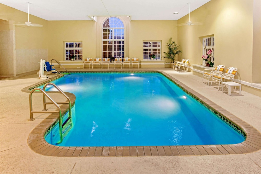 La Quinta Inn Suites By Wyndham Milwaukee Delafield 5/50