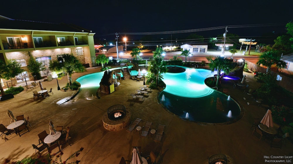 Holiday Inn Express Suites Fredericksburg 26/32