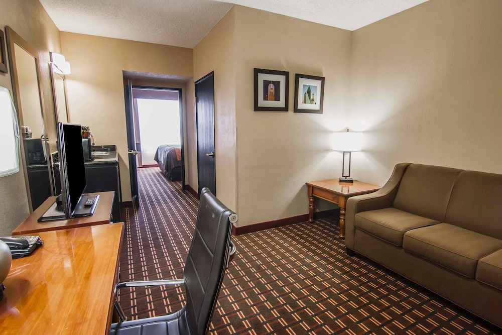 Quality Inn & Suites I-35 E-Walnut Hill 29/41
