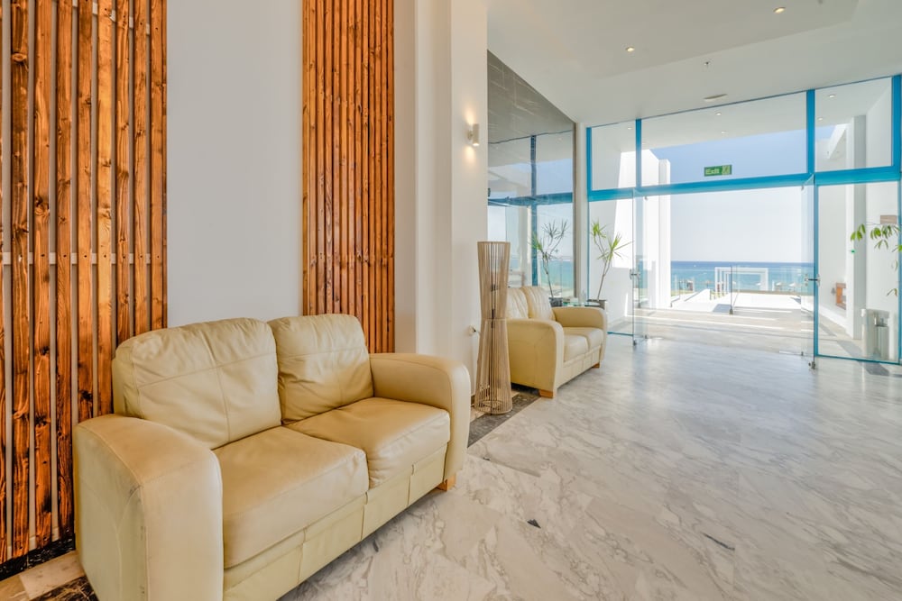 Kamari Plus Hotel 29/49
