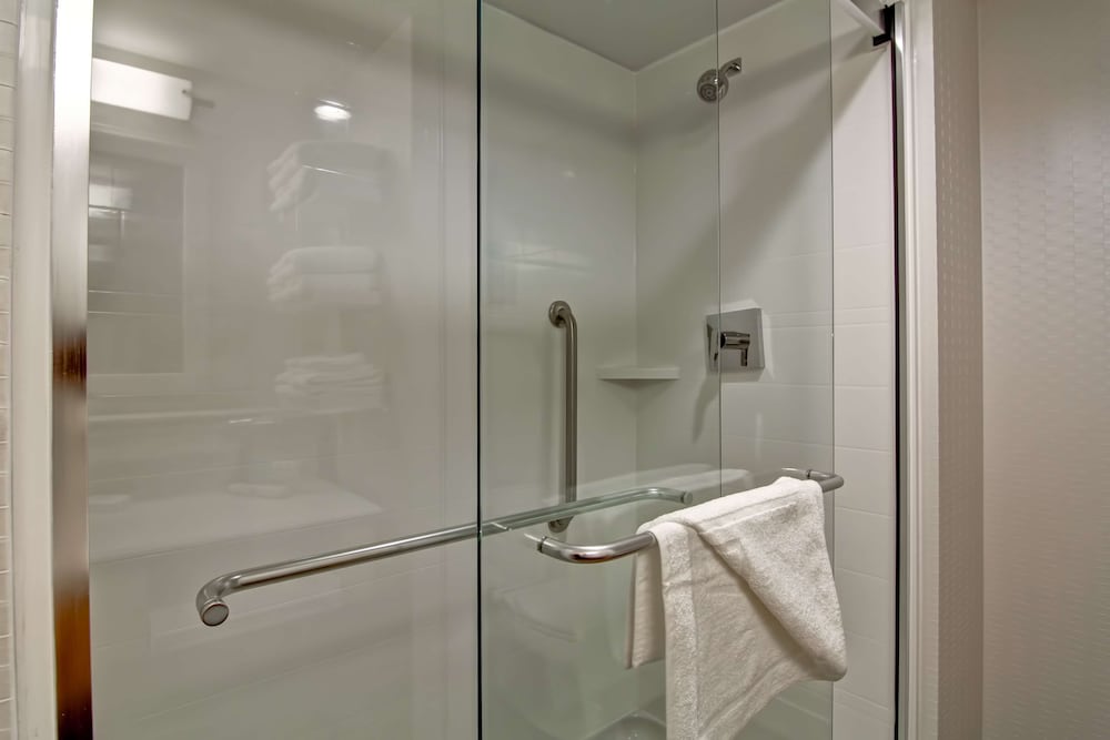 Hampton Inn and Suites by Hilton Saskatoon Airport 17/39