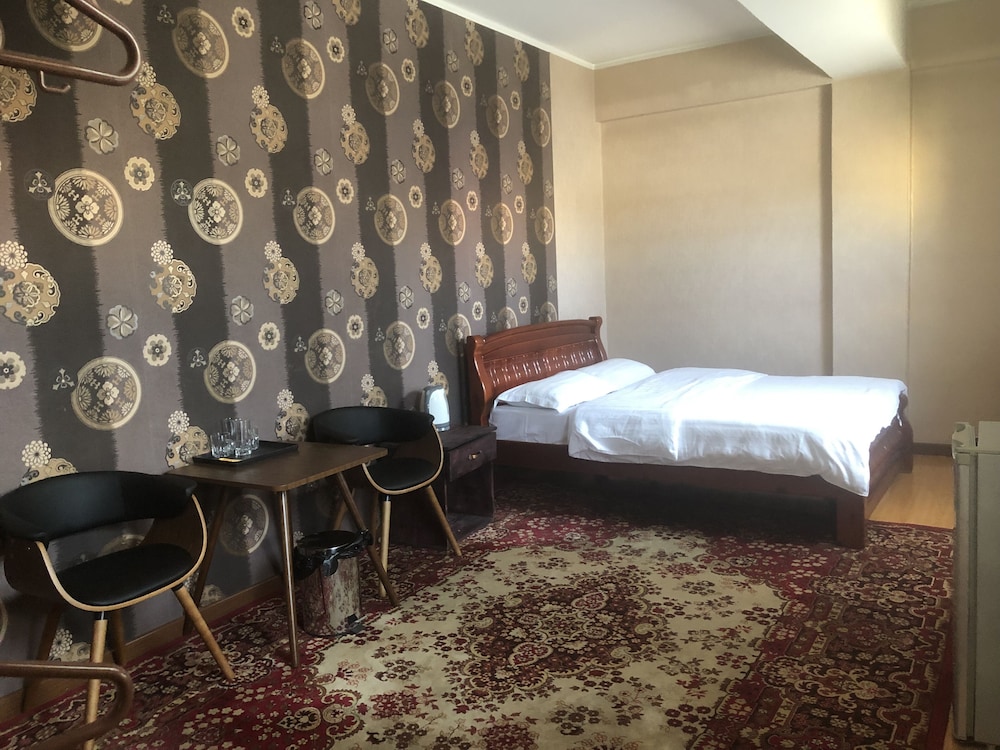 Land Hotel 19/50