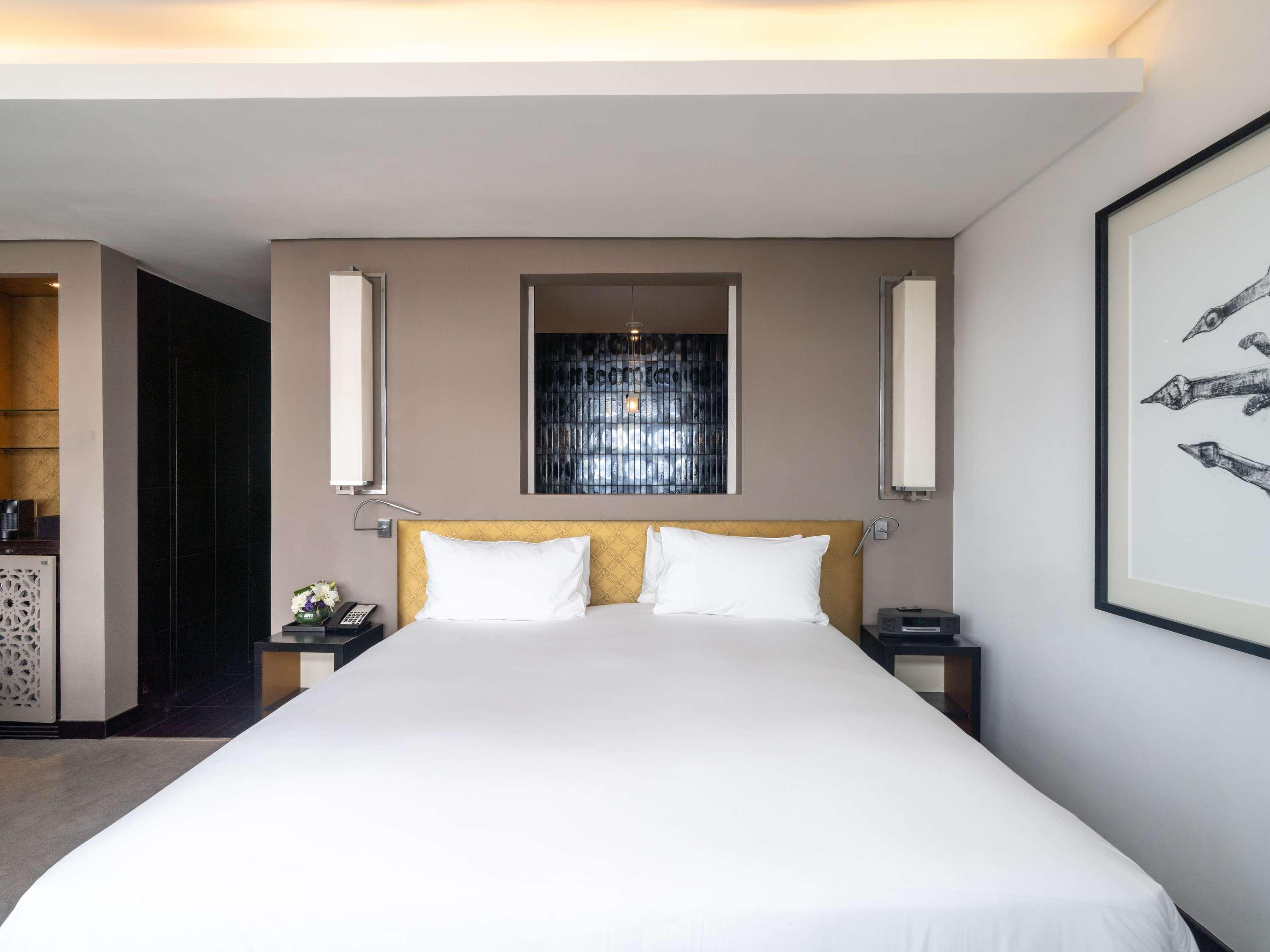 SUPERIOR, KING BED, CITY AND HARBOR VIEW