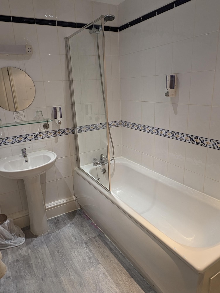 Charles Cotton Hotel 29/33