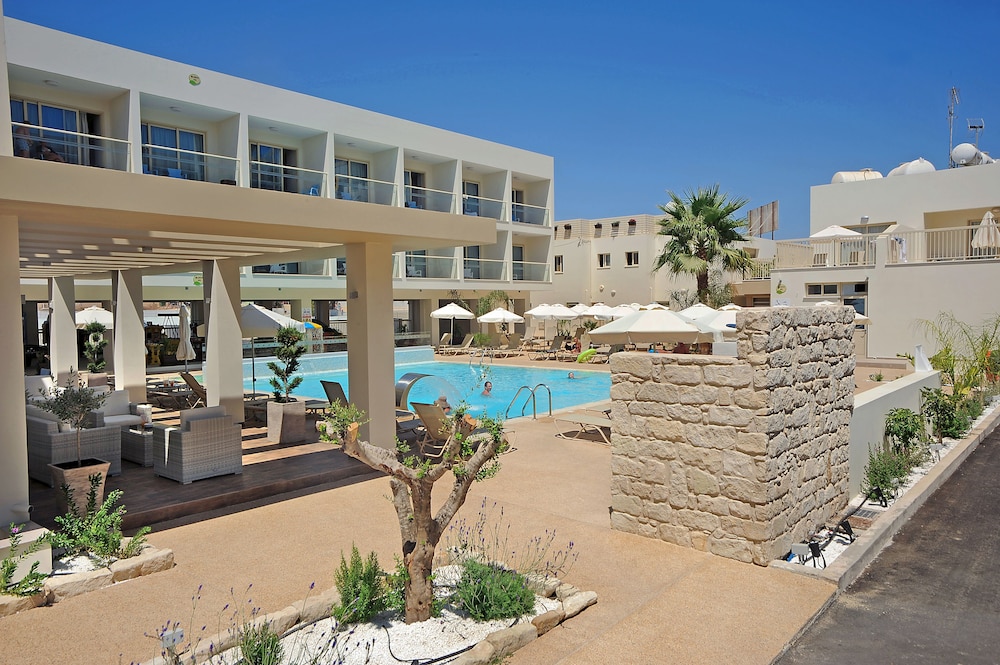 Nelia Gardens 42/48