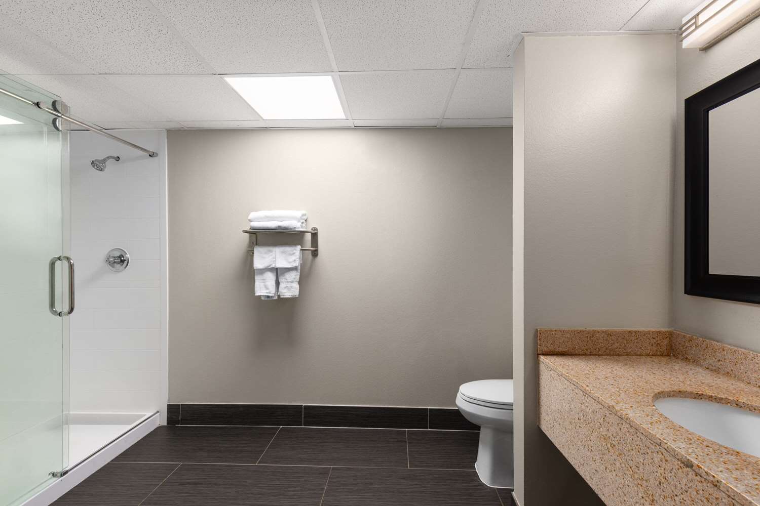 Days Inn By Wyndham Oak Grove/Ft. Campbell 32/32