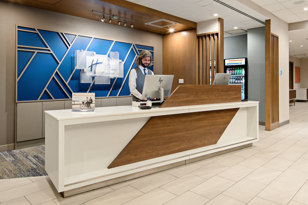 Holiday Inn Express and Suites Palm Desert Millennium 11/52