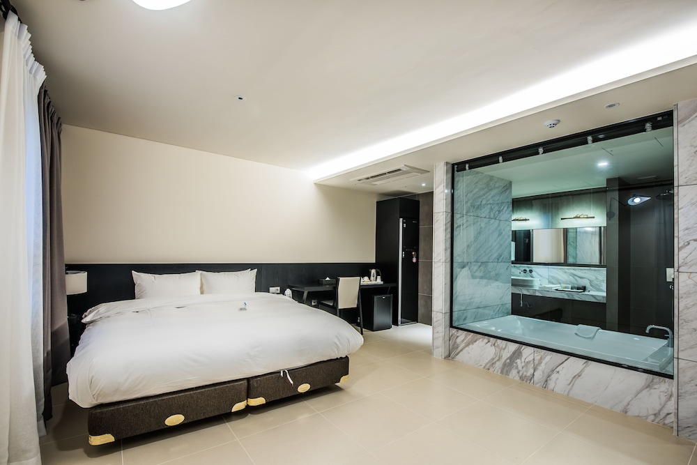 Rivertain Hotel 30/74