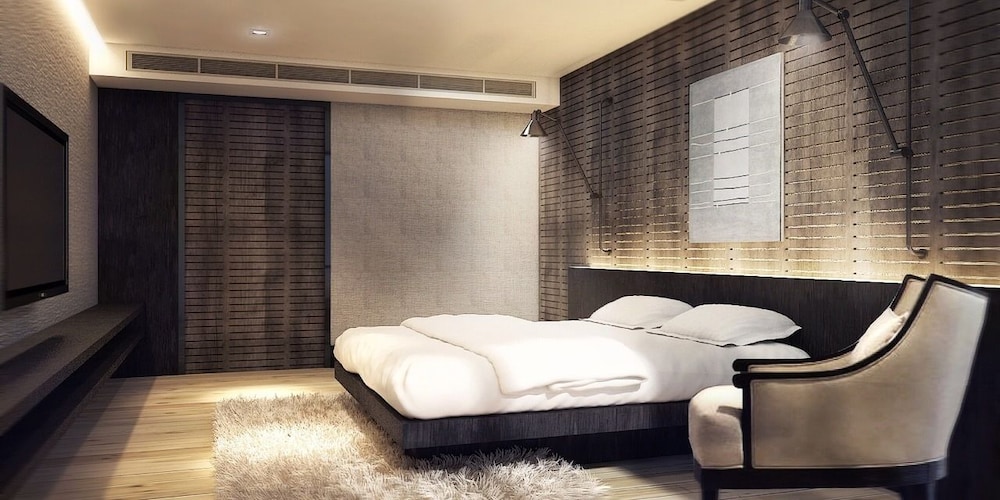 Alvarez Hotel 48/65
