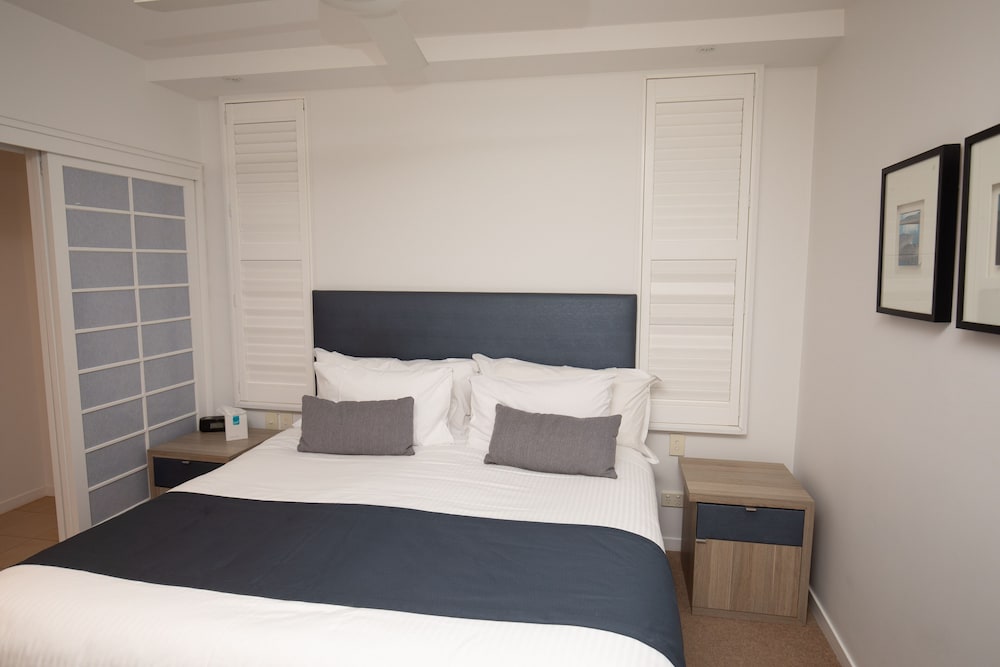 1 Bedroom, King Bed, Beach Front, Sofa
