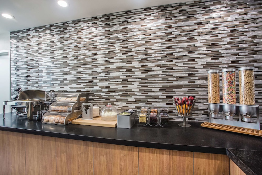 La Quinta Inn & Suites by Wyndham Winchester 38/44