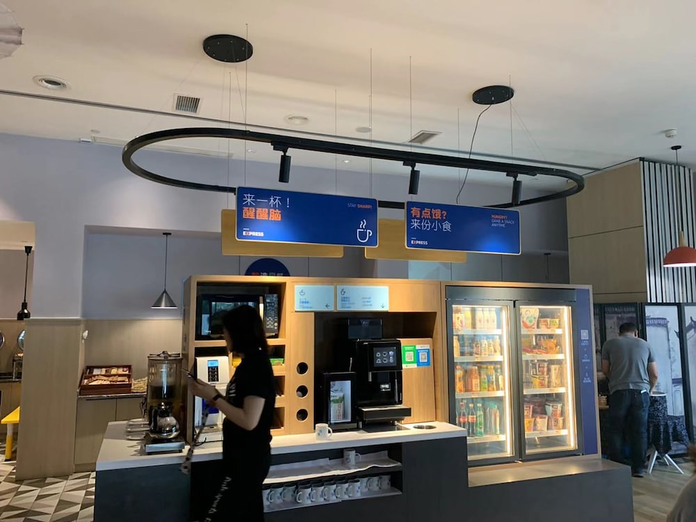 Holiday Inn Express Wuhan Optical Valley 54/63