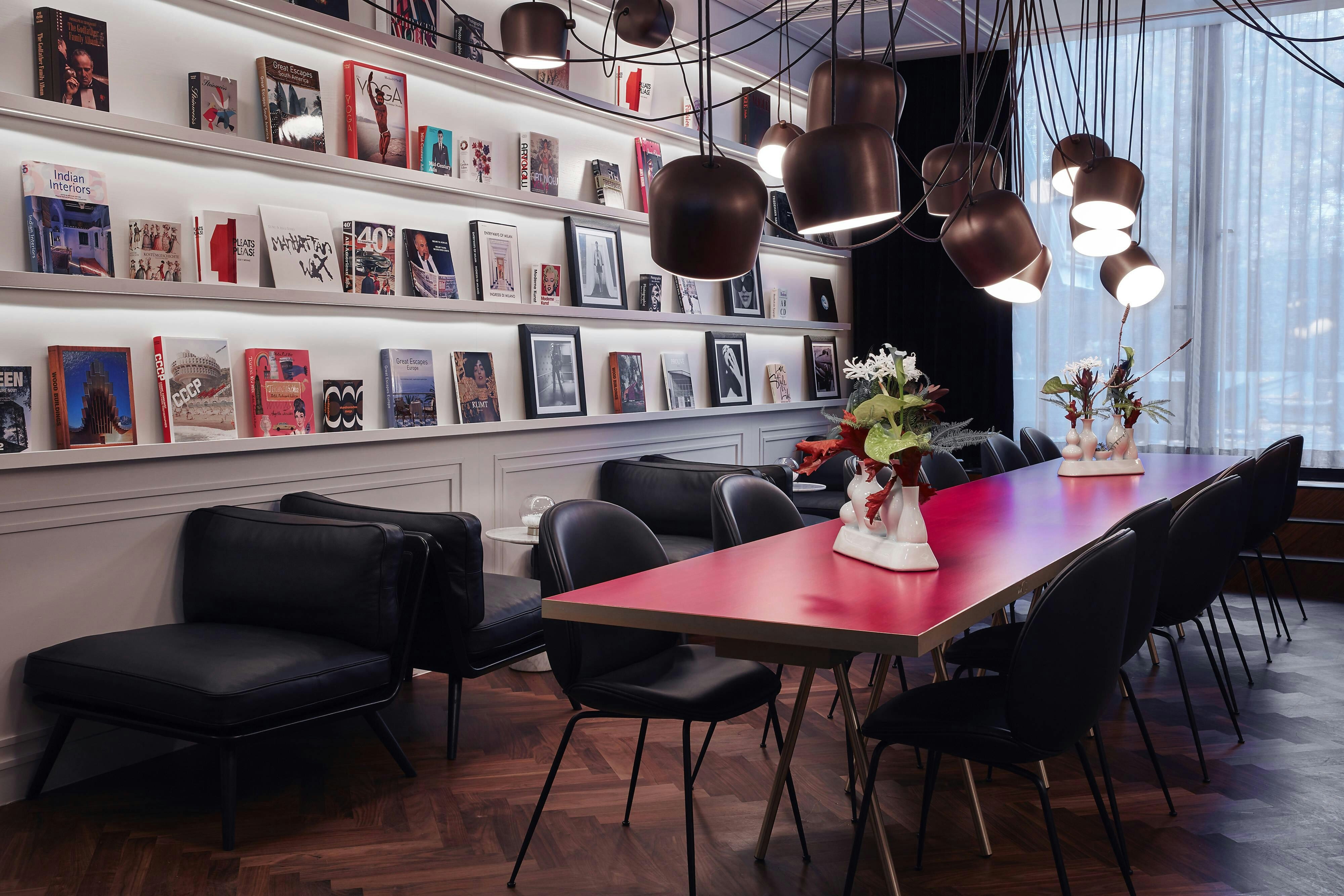 Roomers Munich, Autograph Collection 26/56