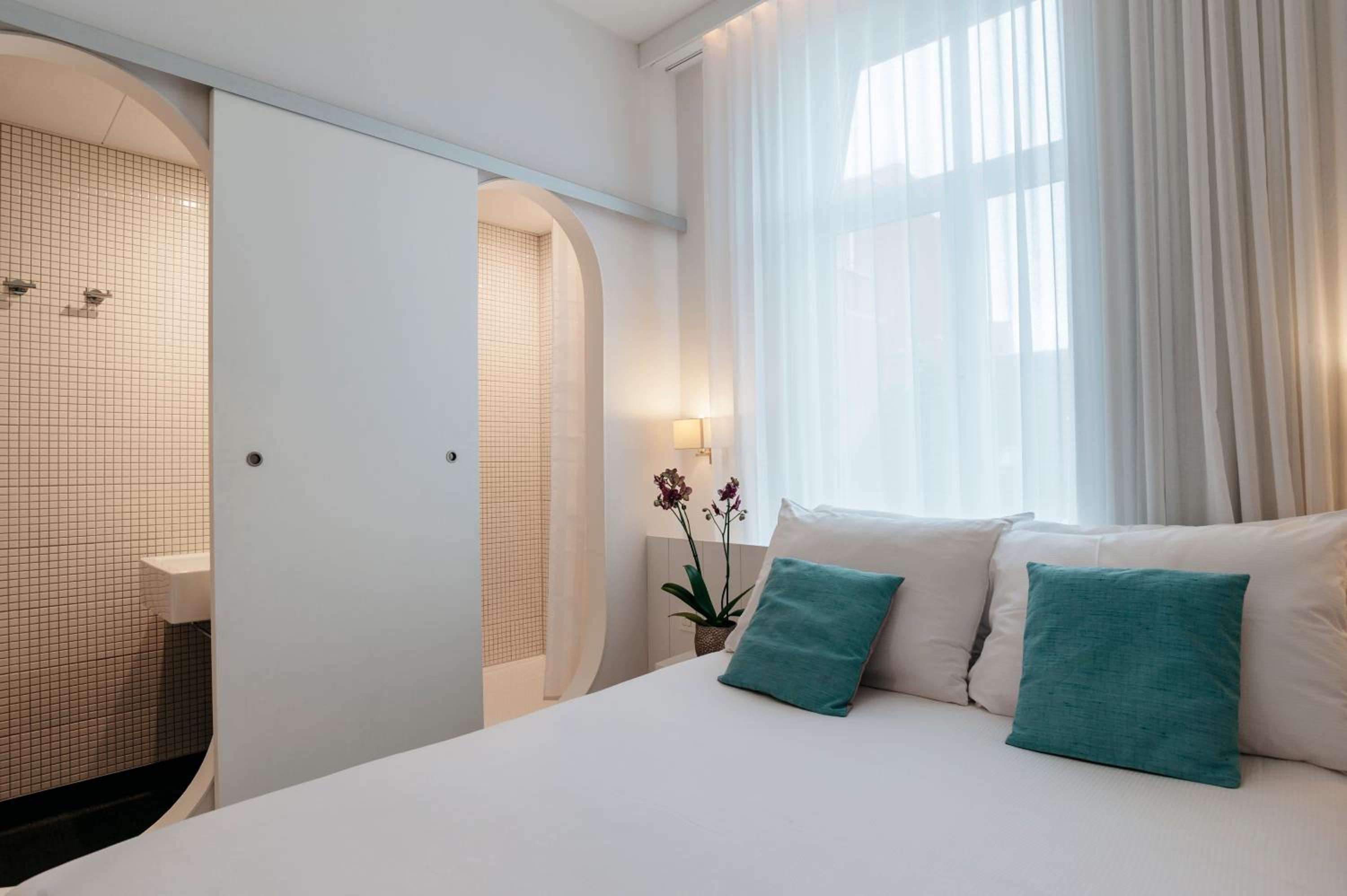 Charming, Double Bed، Leopold Hotel Ostend 4/9