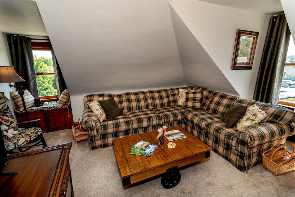 South Broadway Manor Bed and Breakfast 50/72